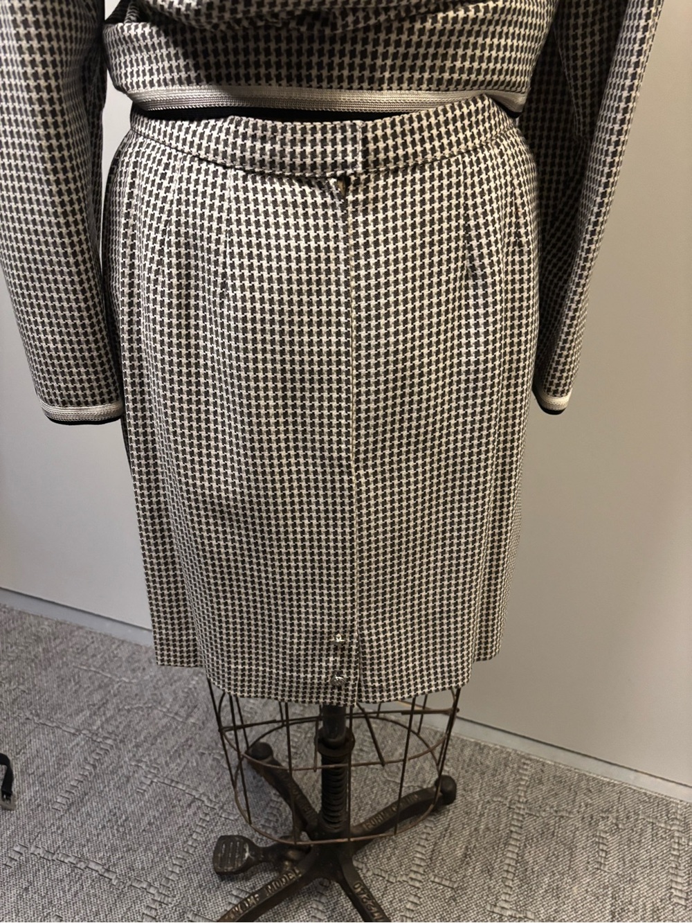 Classic Houndstooth Jacket - Women's Tailored Coat & matching skirt. - Picture 5 of 14